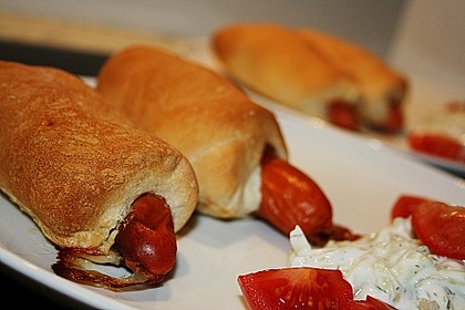 Wienerle im Brötchenteig 9