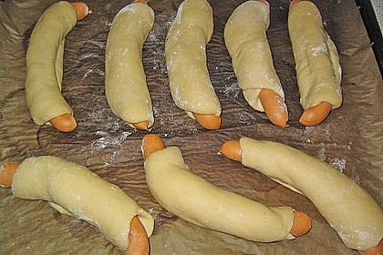 Wienerle im Brötchenteig 17