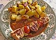 H&uuml;hnchenspie&szlig; auf einem Saucenbett an Bratkartoffeln