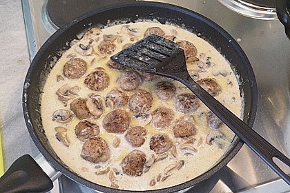 K&ouml;ttbullar mit Champignon-Rahmsauce