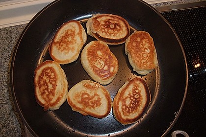 Buttermilchplinsen auf Wei&szlig; - Rot