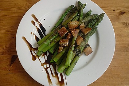 Balsamico - Spargel mit Cro&ucirc;tons
