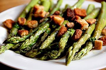 Balsamico - Spargel mit Croûtons