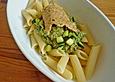 Penne mit Zucchini - Pesto und Parmesancracker