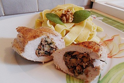 Gef&uuml;llte H&auml;hnchenbrust mit Walnuss - Salbei - Nudeln