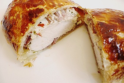 Saftige H&auml;hnchenbrust im Bl&auml;tterteig