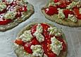 Brotfladen mit Schafsk&auml;se und Tomaten