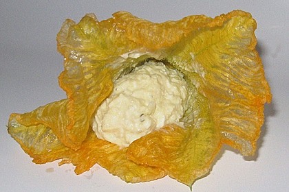 Gef&uuml;llte K&uuml;rbisbl&uuml;ten - ausgebacken im Teig 3