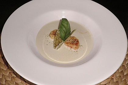 Schaums&uuml;ppchen von der gelben Tomate mit gebratenen Jakobsmuscheln