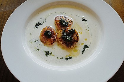 Schaums&uuml;ppchen von der gelben Tomate mit gebratenen Jakobsmuscheln 1