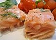 Glasig gegarter Lachs mit Lauchzwiebeln und Cocktailtomaten