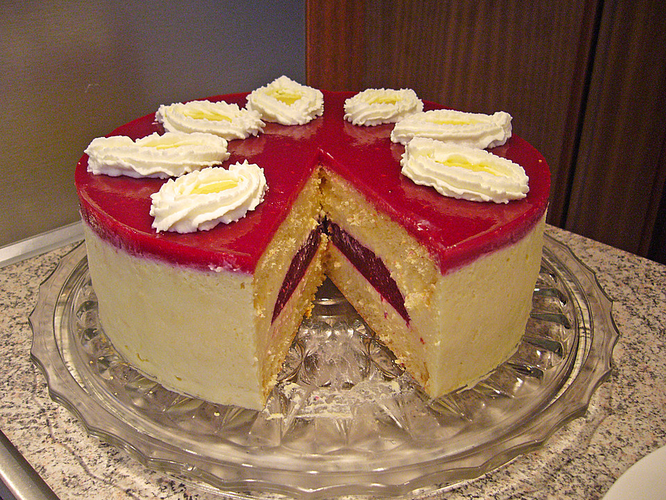 Weiße Schokoladenmousse - Torte mit Himbeerfüllung (Rezept mit Bild ...