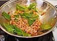 Pasta mit Tomatensauce auf frischen Blattspinat und Waln&uuml;ssen