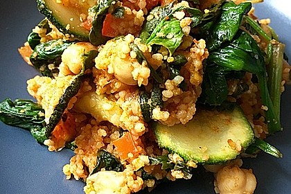 Couscous mit Zucchini, Kichererbsen und Blattspinat