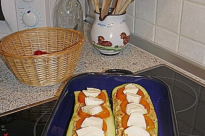 Zucchini mit einer F&uuml;llung aus Bratlingmasse