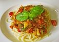 Spaghetti mediterran mit Zucchini und Tomaten