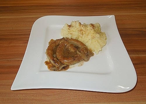 Bratwurst an Zwiebelsauce mit Kartoffelpüree (Rezept mit Bild ...