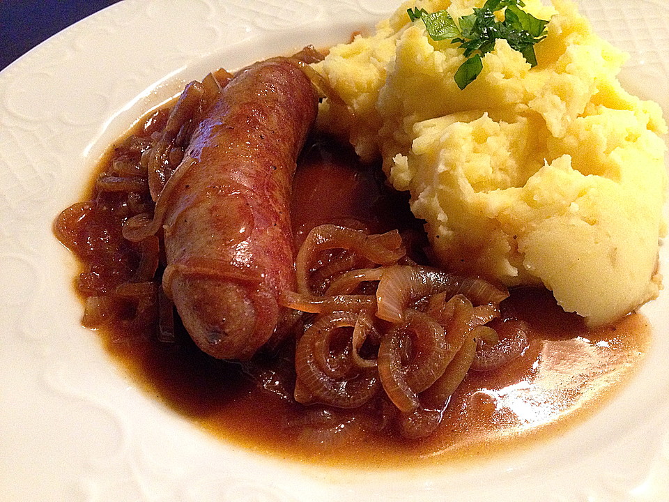 Bratwurst an Zwiebelsauce mit Kartoffelpüree (Rezept mit Bild ...