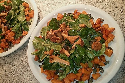 Feldsalat mit K&uuml;rbis und Pfifferlingen an s&uuml;&szlig; - herbem Dressing