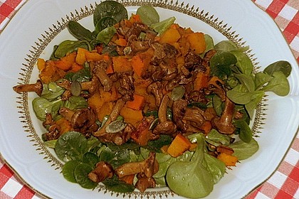 Feldsalat mit K&uuml;rbis und Pfifferlingen an s&uuml;&szlig; - herbem Dressing 1