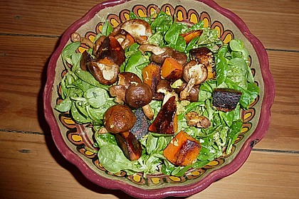 Feldsalat mit K&uuml;rbis und Pfifferlingen an s&uuml;&szlig; - herbem Dressing 2