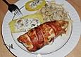 H&auml;hnchenbrust mit Frischk&auml;sef&uuml;llung im Speckmantel mit Sauerrahm - Kartoffelschiffchen