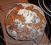 Rustikales Brot im Br&auml;ter (Bild)