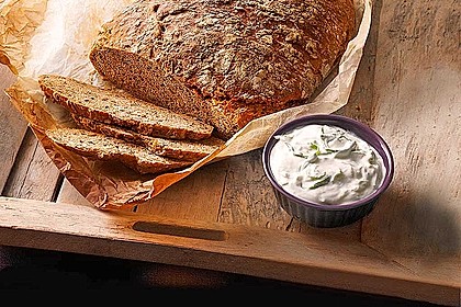 Rustikales Brot im Bräter