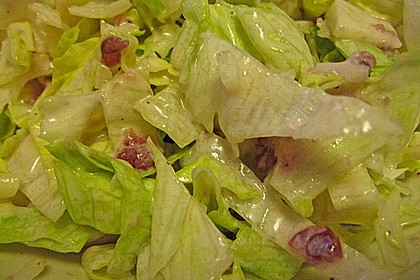Eisbergsalat mit Preiselbeerdressing