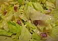 Eisbergsalat mit Preiselbeerdressing