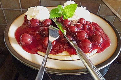 Roros schnelles Single - Schaumomelette mit Kirschgr&uuml;tze und Schlagsahne