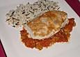 H&auml;hnchenbrust im Parmesanmantel auf Tomatensugo mit Wildreis