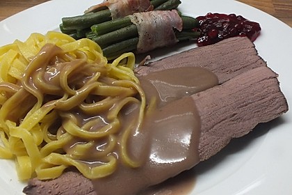 Wildbraten in Rotwein-Preiselbeersauce mit Bandnudeln 2