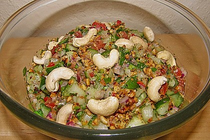 Scharfer indischer Salat mit Gurken, Tomaten, Erdn&uuml;ssen und Chili
