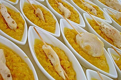 Gelbes Linsenp&uuml;ree mit Gefl&uuml;gelspie&szlig;