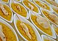 Gelbes Linsenp&uuml;ree mit Gefl&uuml;gelspie&szlig;