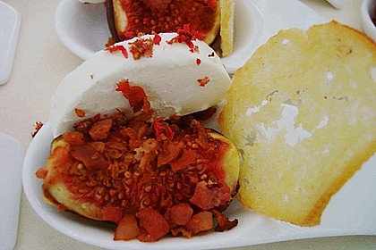 Feigen mit Ziegenfrischk&auml;se, roten Pfefferbeeren und Bacon