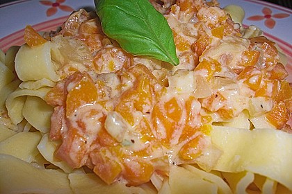 Bandnudeln mit M&ouml;hrenso&szlig;e