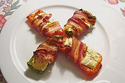 Frischk&auml;se - Paprika - Schiffchen im Speckmantel