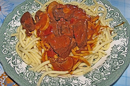 Rotweingulasch aus Schweinefleisch auf Sp&auml;tzle