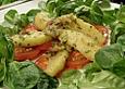 Zarte Apfelscheiben auf Rapunzel - Tomatensalat mit w&uuml;rziger Sauce