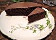 Gef&uuml;llter saftiger Schokoladenkuchen