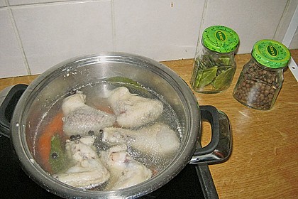 Br&uuml;he aus Huhn