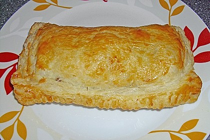 Gef&uuml;llter Bl&auml;tterteig mit Feta