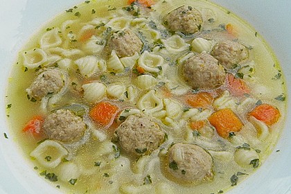 Nudelsuppe mit Kl&ouml;&szlig;chen