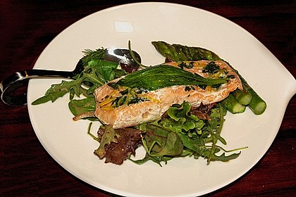 Warm gebeiztes Estragon - Lachsfilet auf fruchtigem Salatbett
