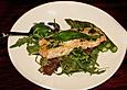 Warm gebeiztes Estragon - Lachsfilet auf fruchtigem Salatbett