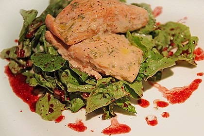 Warm gebeiztes Estragon - Lachsfilet auf fruchtigem Salatbett 1