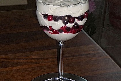 Quark - Schmand Creme mit Beeren und Amarettini