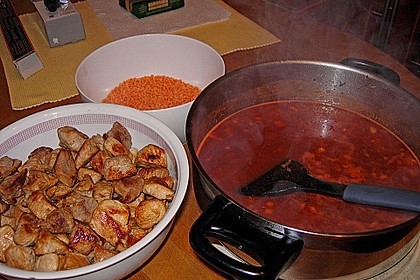 Schweinegulasch mit roten Linsen